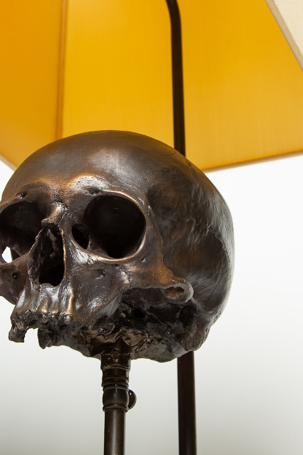 Skull table hot sale lamp