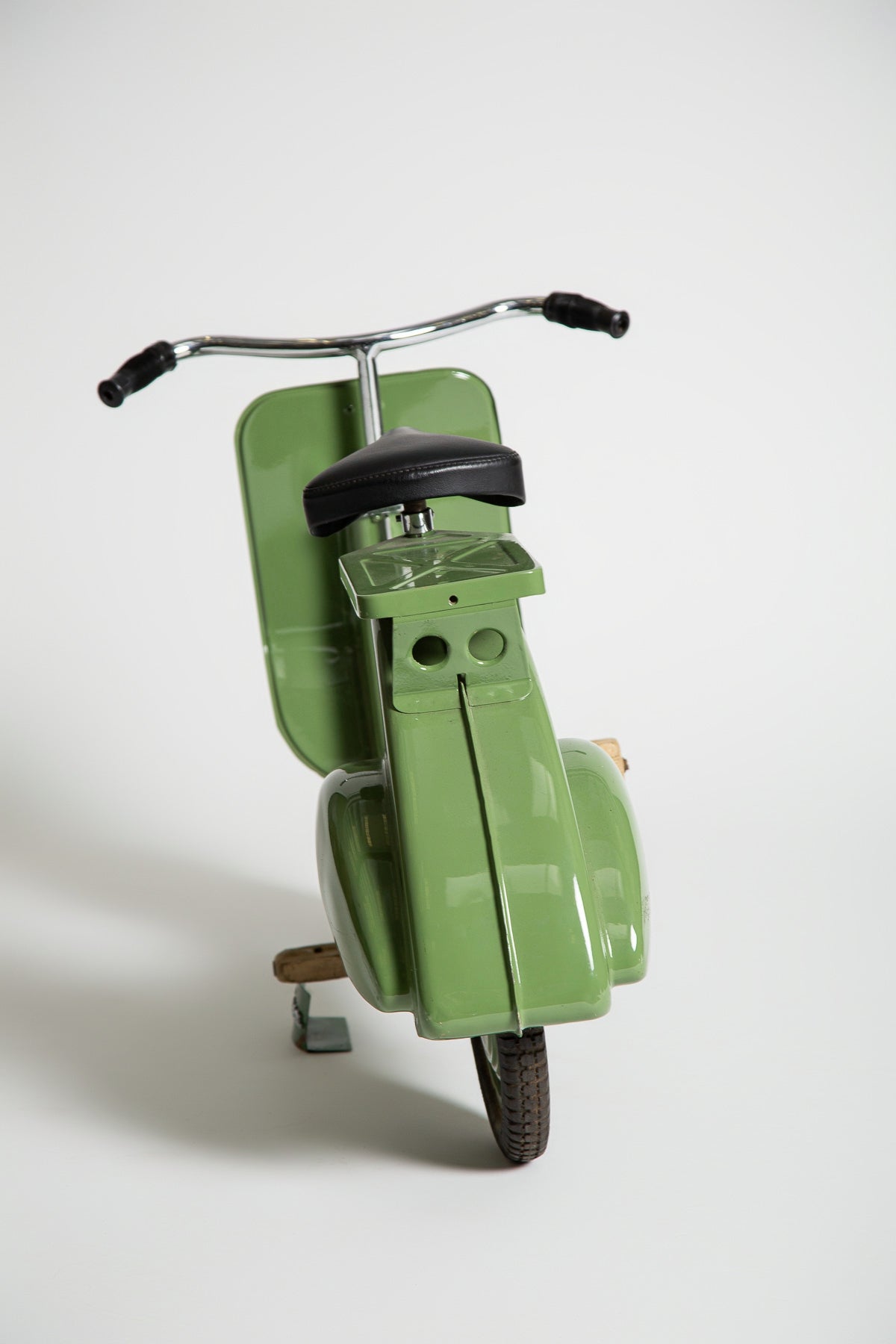 MAXFIELD PRIVATE COLLECTION | 1950'S CHILD SIZE VESPA SCOOTER - MAXFIELD LA