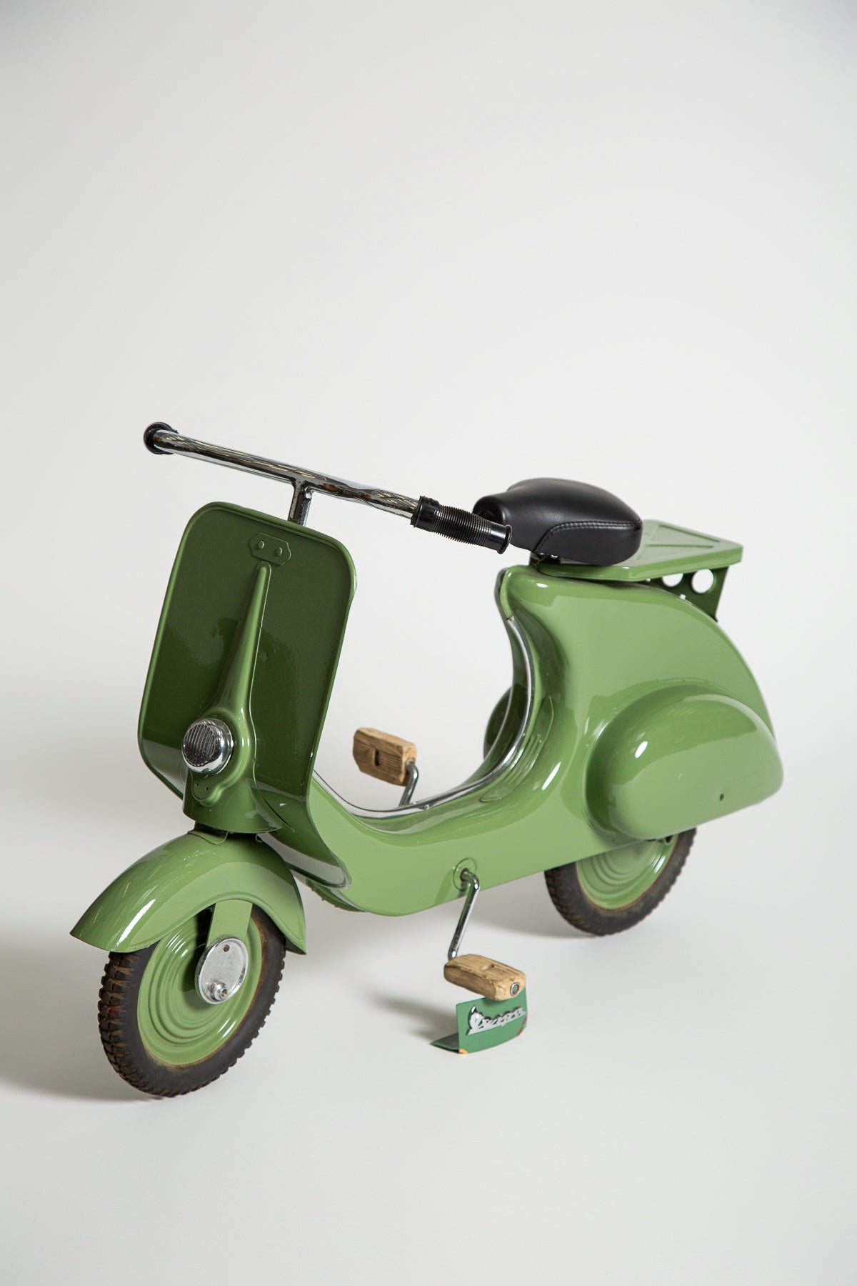 MAXFIELD PRIVATE COLLECTION | 1950'S CHILD SIZE VESPA SCOOTER