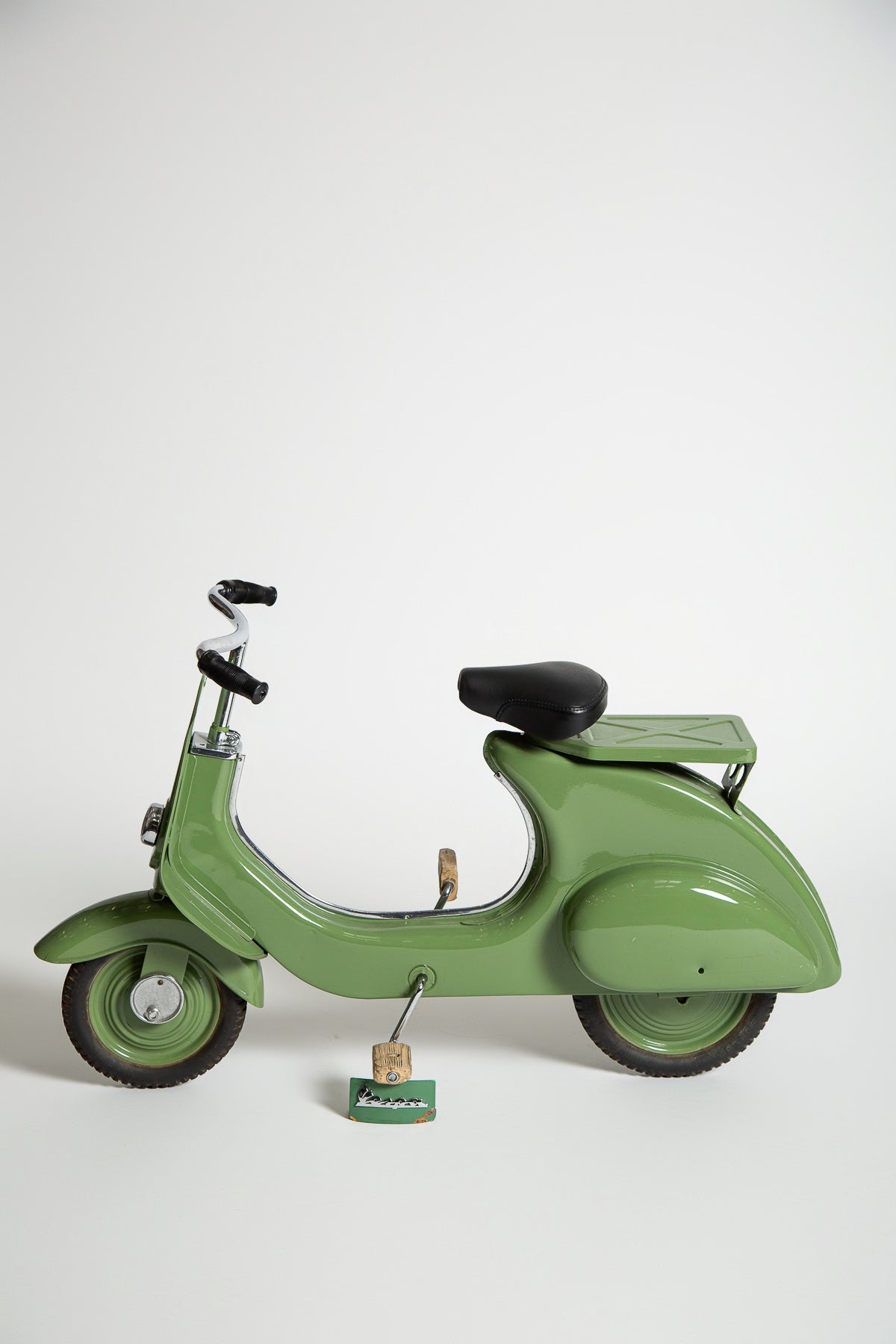 MAXFIELD PRIVATE COLLECTION | 1950'S CHILD SIZE VESPA SCOOTER