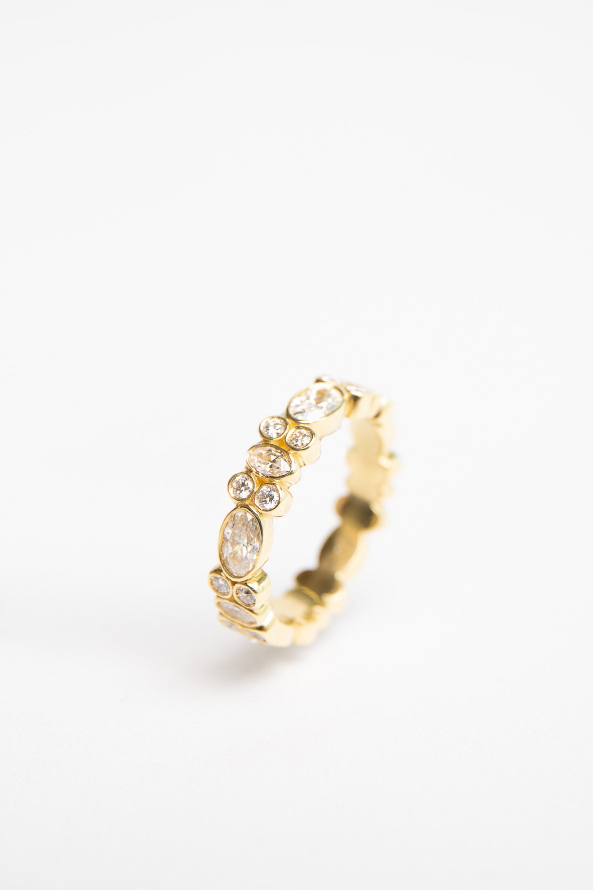 MAUD JEWELRY | 18K GOLD OVAL & ROUND DIAMOND STACK RING – MAXFIELD LA