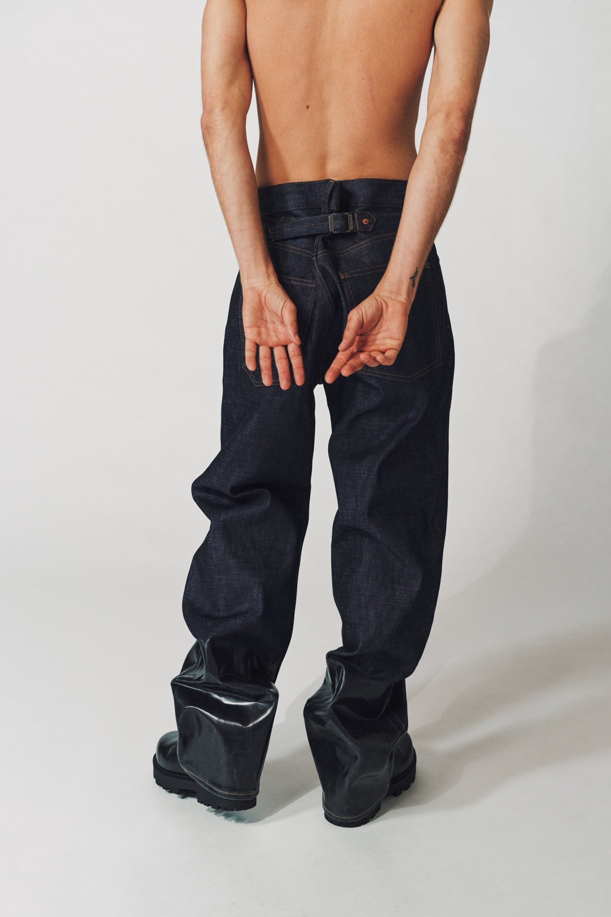 MAISON MARGIELA | LACQUERED TURN-UP JEANS