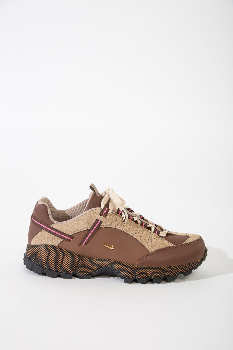 NIKE | AIR HUMARA LX JACQUEMUS IN ALE BROWN